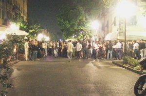 Folla di giovani davanti a locali del centro