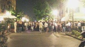 Folla di giovani davanti a locali del centro