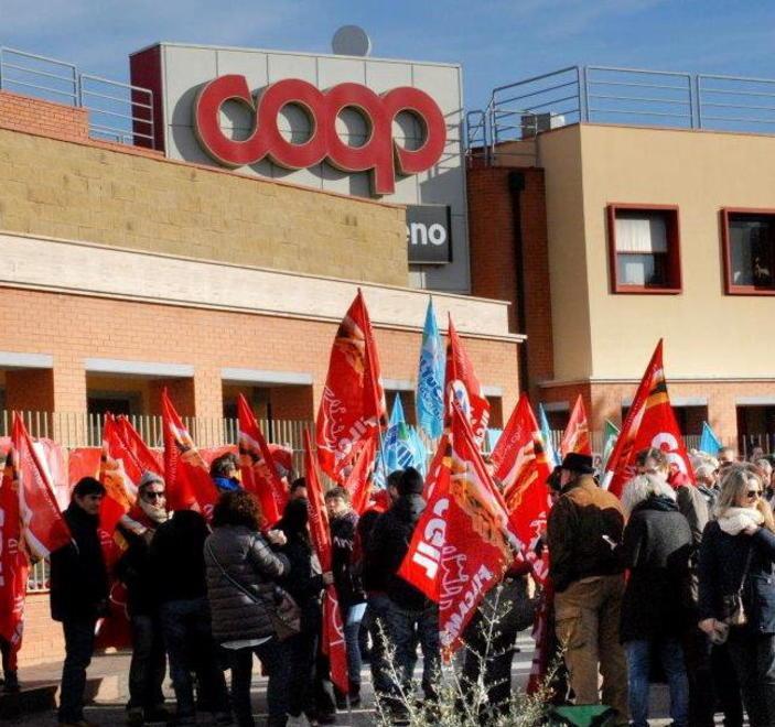 Unicoop Tirreno cede 8 negozi nel Lazio e rimette in ballo l’integrativo 
