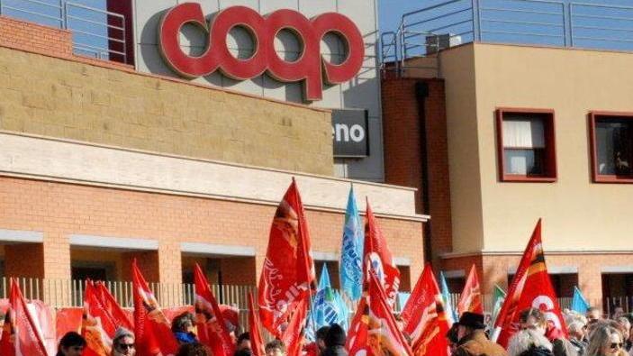 Unicoop Tirreno cede 8 negozi nel Lazio e rimette in ballo l’integrativo