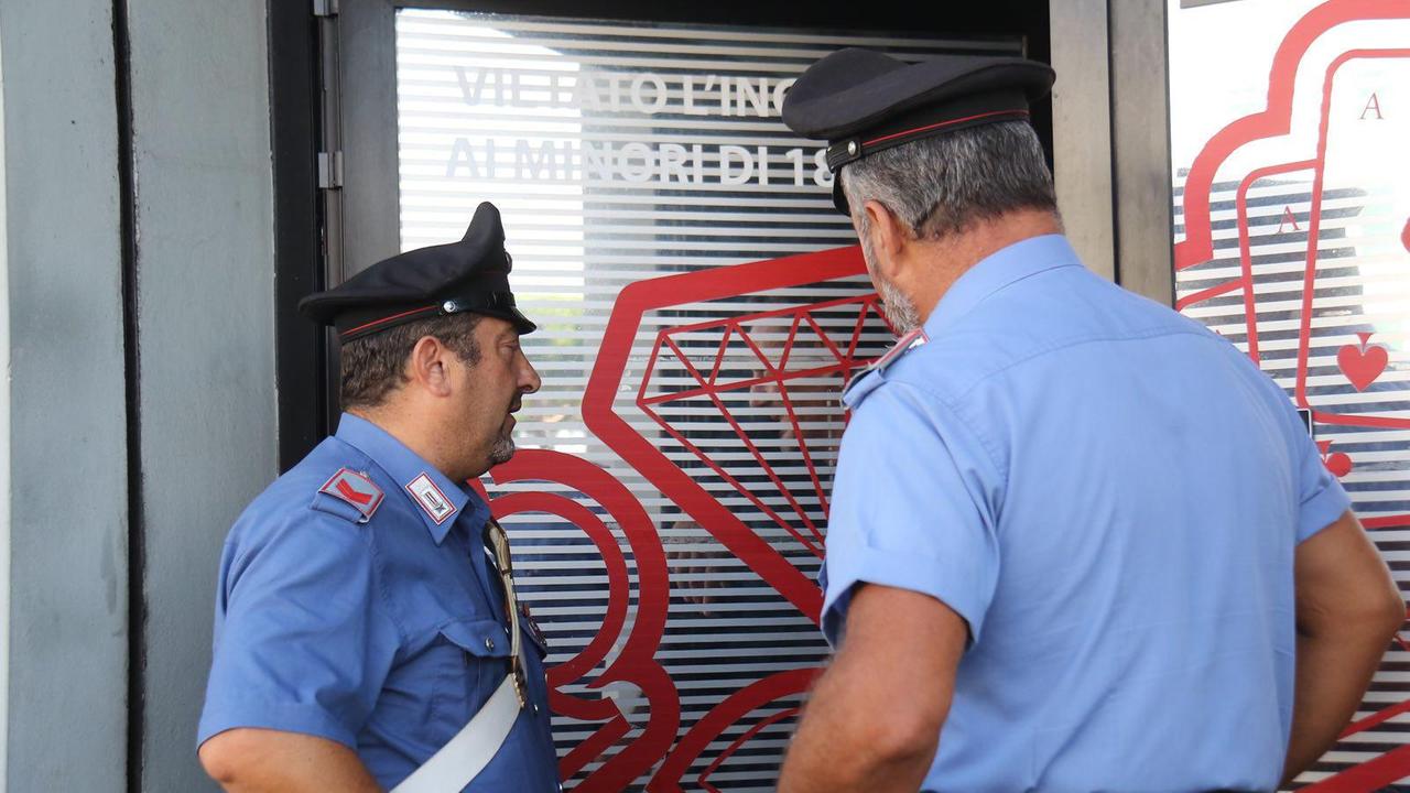Rapina la sala slot con una pistola: via con 5mila euro
