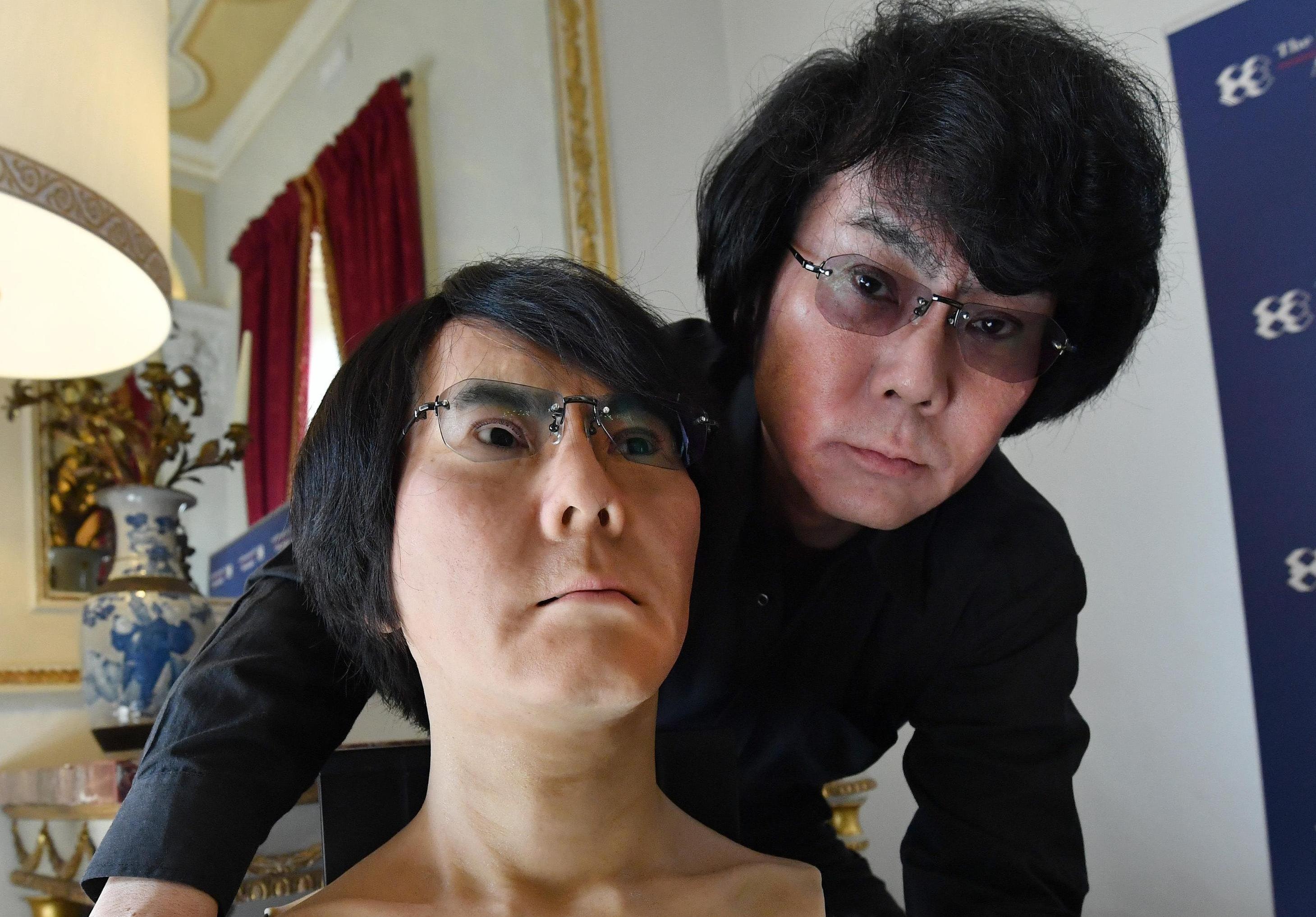 Il professor Ishiguro con il suo "replicante" androide