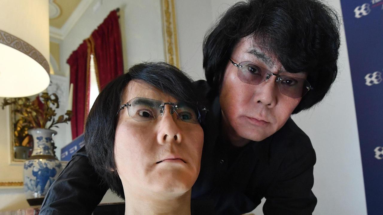 Il professor Ishiguro con il suo "replicante" androide