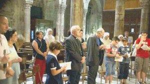 Il vescovo Binini in preghiera con don Raffaello nel Duomo