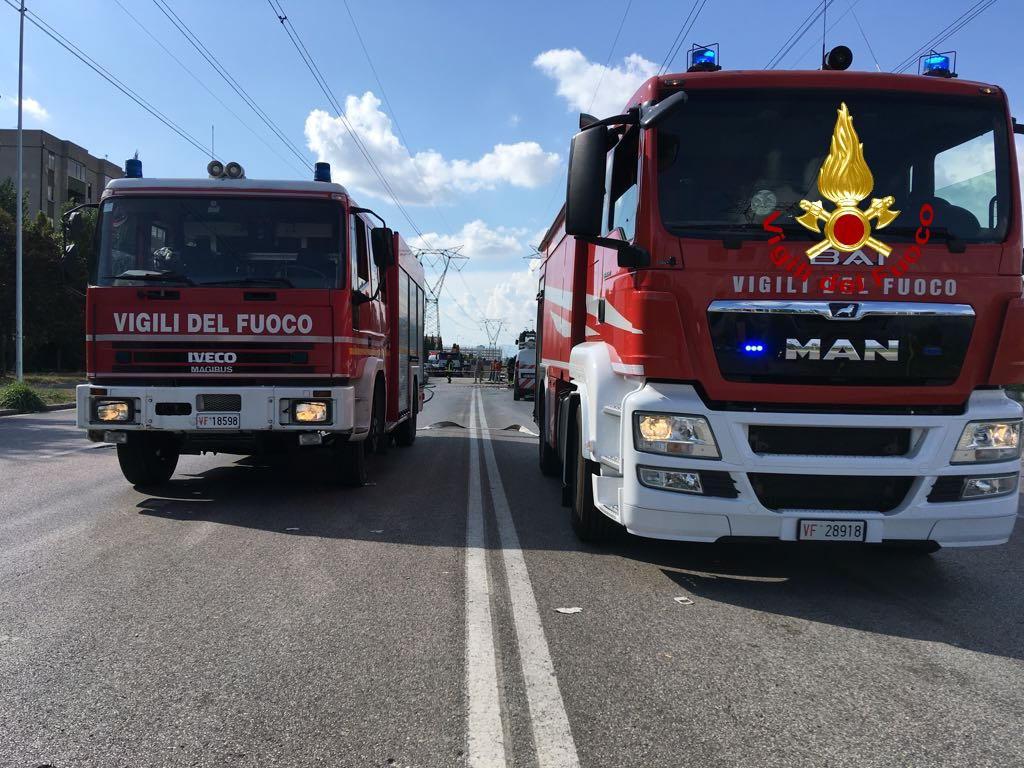 I vigili del fuoco intervenuti in forze in via Baciacavallo