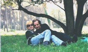Il carrarese Andrea Malagoli con Giuseppina Madroni madre, deceduta l’anno scorso, delle sorelle Mazzoni