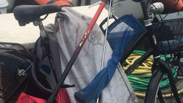 Pescava in apnea dentro il porto: multa di mille euro