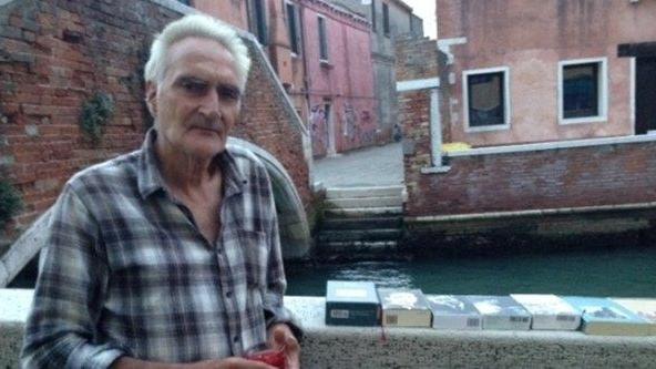 Francesco Teardo ("Franco Libri") con i suoi volumi in Campo San Basilio