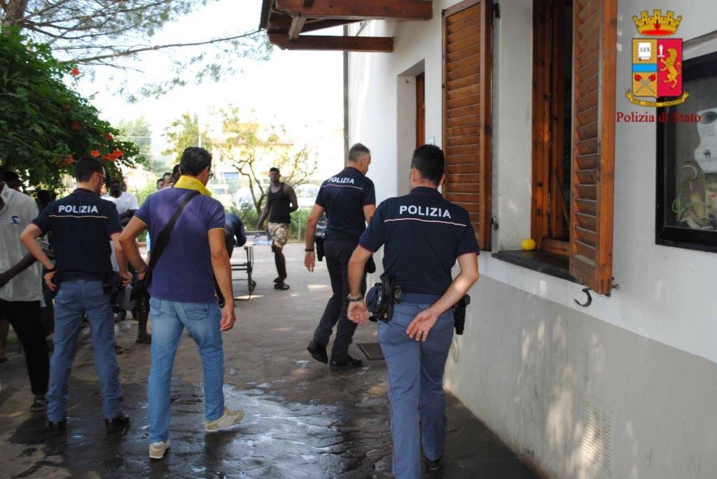 Un controllo della polizia in un centro di accoglienza