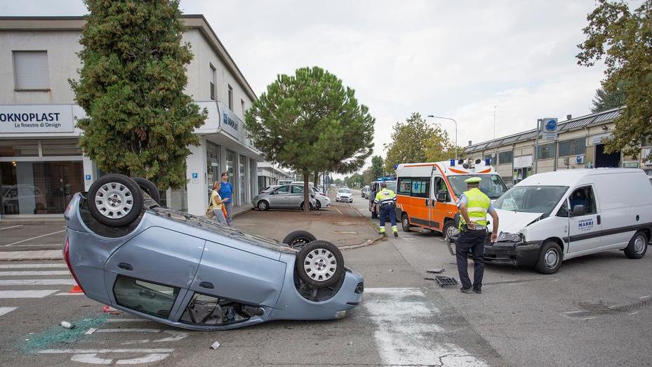Schianto a Modena, auto si ribalta all’incrocio maledetto: nuove proteste