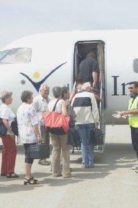 Passeggeri all’aeroporto di La Pila, accanto Maurizio Furio