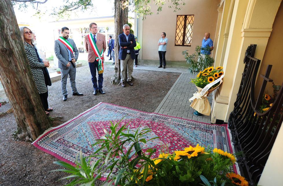 Una messa e i girasoli sulla tomba del Maestro