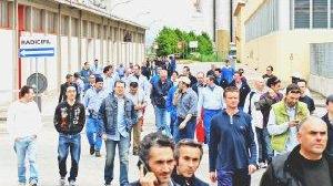 I lavoratori Radicifil durante una manifestazione di protesta indetta a seguito della notizia di chiusura da parte dell’azienda
