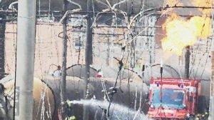 La delicata operazione di svuotamento di alcune delle cisterne cariche di Gpl rovesciatesi nel deragliamento del treno. Il lavor dei vigili del fuoco nelle strade (fotoservizio Paglianti)