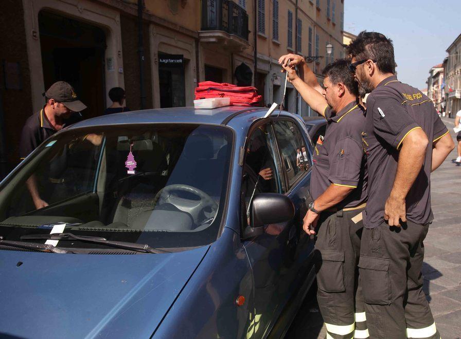 Auto chiusa, arrivano i vigili 