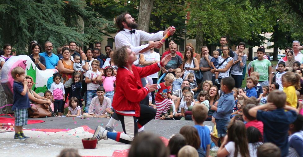 Al “Dinamico Festival” acrobati e saltimbanchi cibo bio e laboratori 