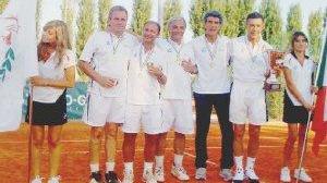 I campioni d’Italia Over 55 del Tc Prato al momento della premiazione