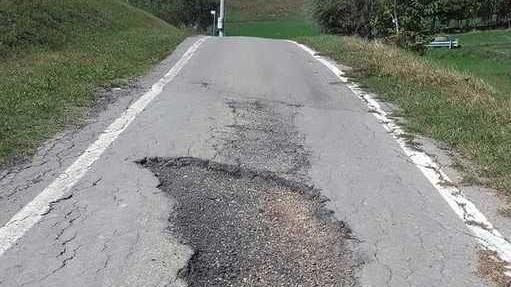 Proteste per “la madre di tutte le buche”