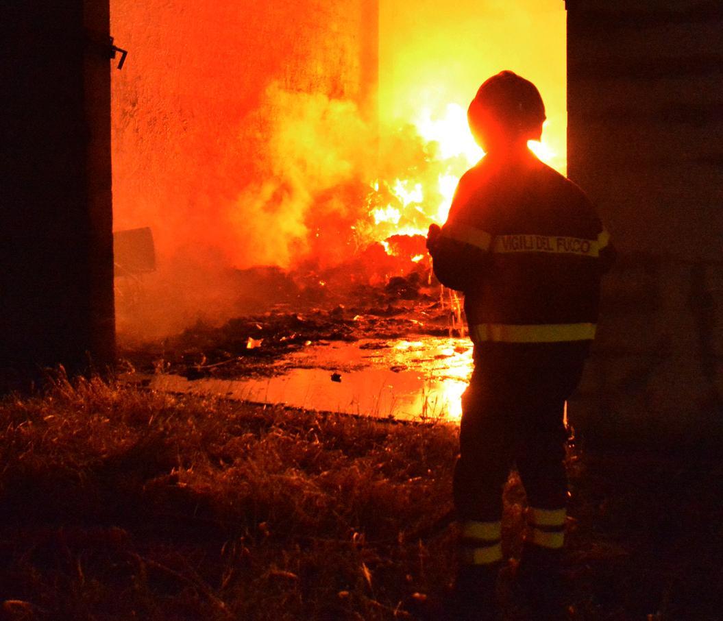 Un fienile in fiamme nella notte a Florinas