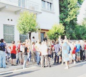 Un momento della manifestazione davanti a casa di Gabriella Gentili in via Croce