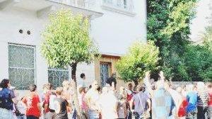 Un momento della manifestazione davanti a casa di Gabriella Gentili in via Croce