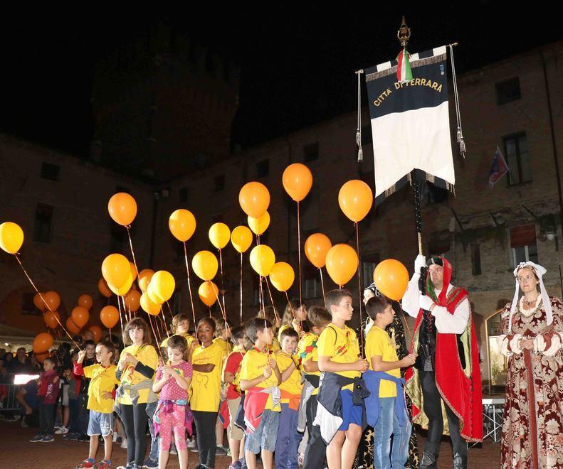 I palloncini in cielo per salutare Filippo: «Resterai nei cuori di chi ti ha voluto bene» 