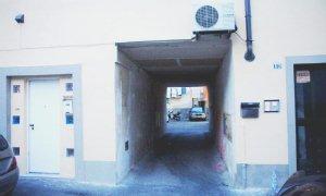 L’entrata della chiostra dove si sono rifugiati i tunisini Qui sono stati assediati dalla folla di cittadini inferociti