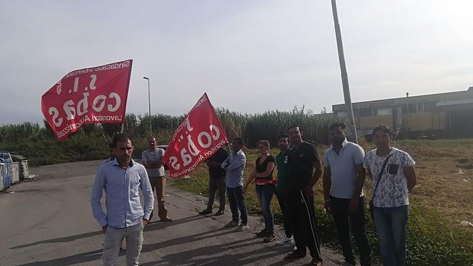 Il picchetto dei lavoratori davanti allo stabilimento di Collesalvetti