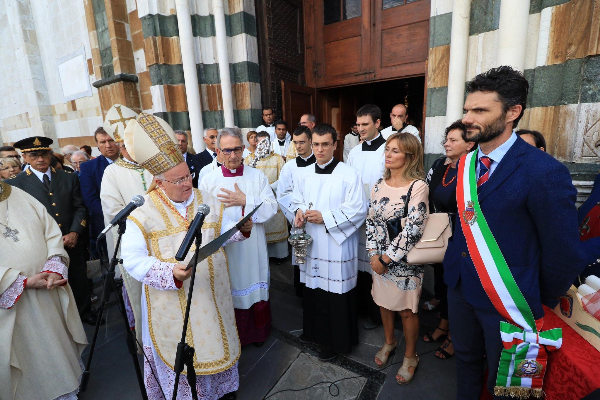 Un momento della cerimonia all'ingresso della cattedrale di Santo Stefano (Foto Sproviero-Batavia)