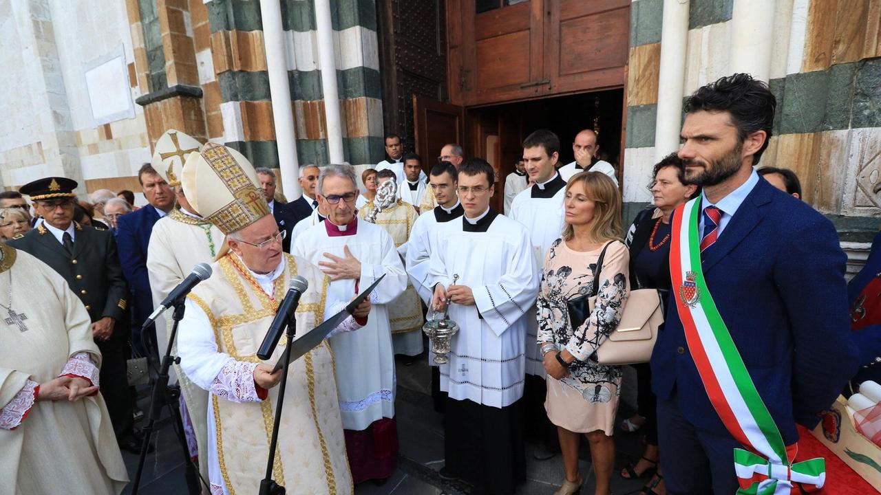 Un momento della cerimonia all'ingresso della cattedrale di Santo Stefano (Foto Sproviero-Batavia)