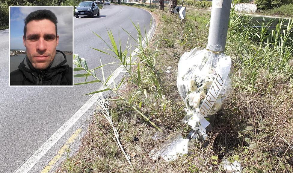 Fiori sul luogo dell'incidente. Nel riquadro, Maurizio Cammillini