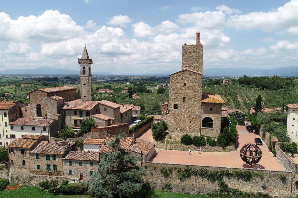 Il centro storico di Vinci con il Museo Leonardiano ospitato in parte nella Palazzina Uzielli e nel Castello dei Conti Guidi (Foto Agenzia Carlo Sestini)