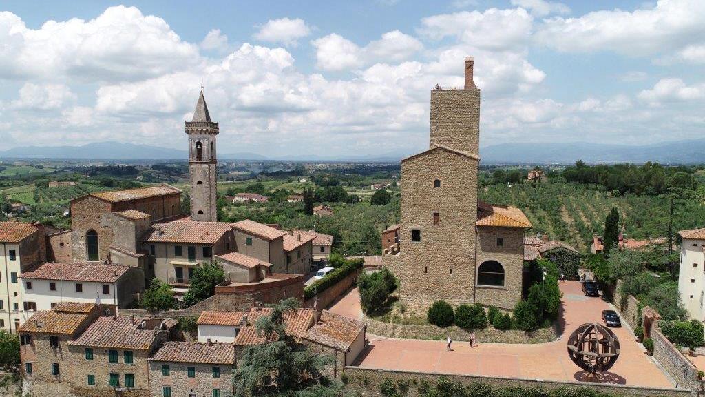Il centro storico di Vinci con il Museo Leonardiano ospitato in parte nella Palazzina Uzielli e nel Castello dei Conti Guidi (Foto Agenzia Carlo Sestini)