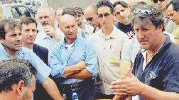 Alcuni momenti della manifestazione dei lavoratori dei Nuovi Cantieri Apuania attuata ieri mattina a sostegno della vertenza per la difesa del lavoro