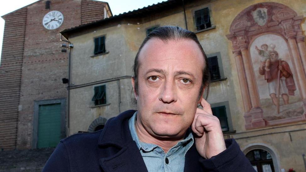 Il comico Graziano Salvadori in piazza Vittorio Veneto, nel cuore del borgo alto di Fucecchio