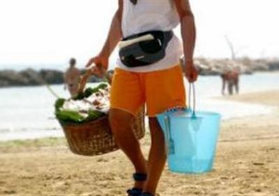 Un venditore di cocco in spiaggia (foto d'archivio)