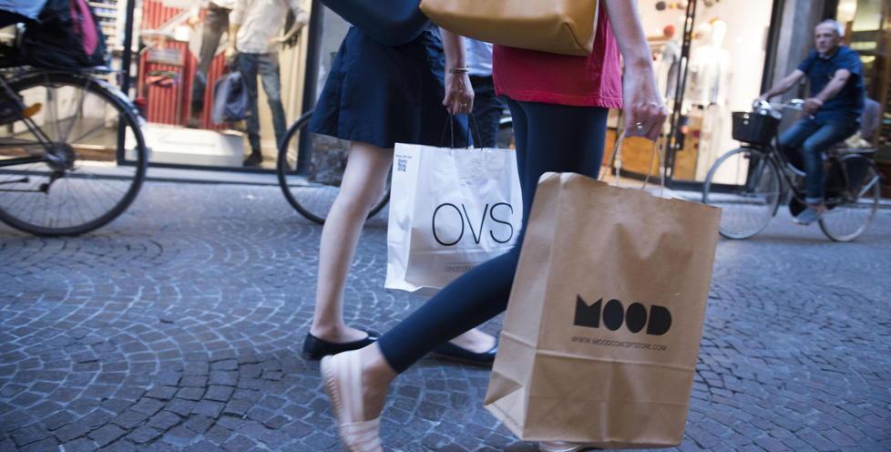 Freno allo shopping nei festivi: in città primi sì alla proposta 