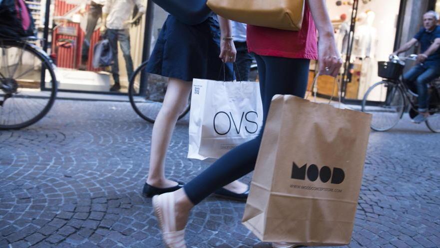 Freno allo shopping nei festivi: in città primi sì alla proposta