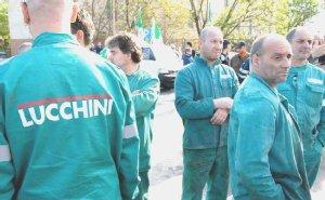 Operai della Lucchini durante uno sciopero