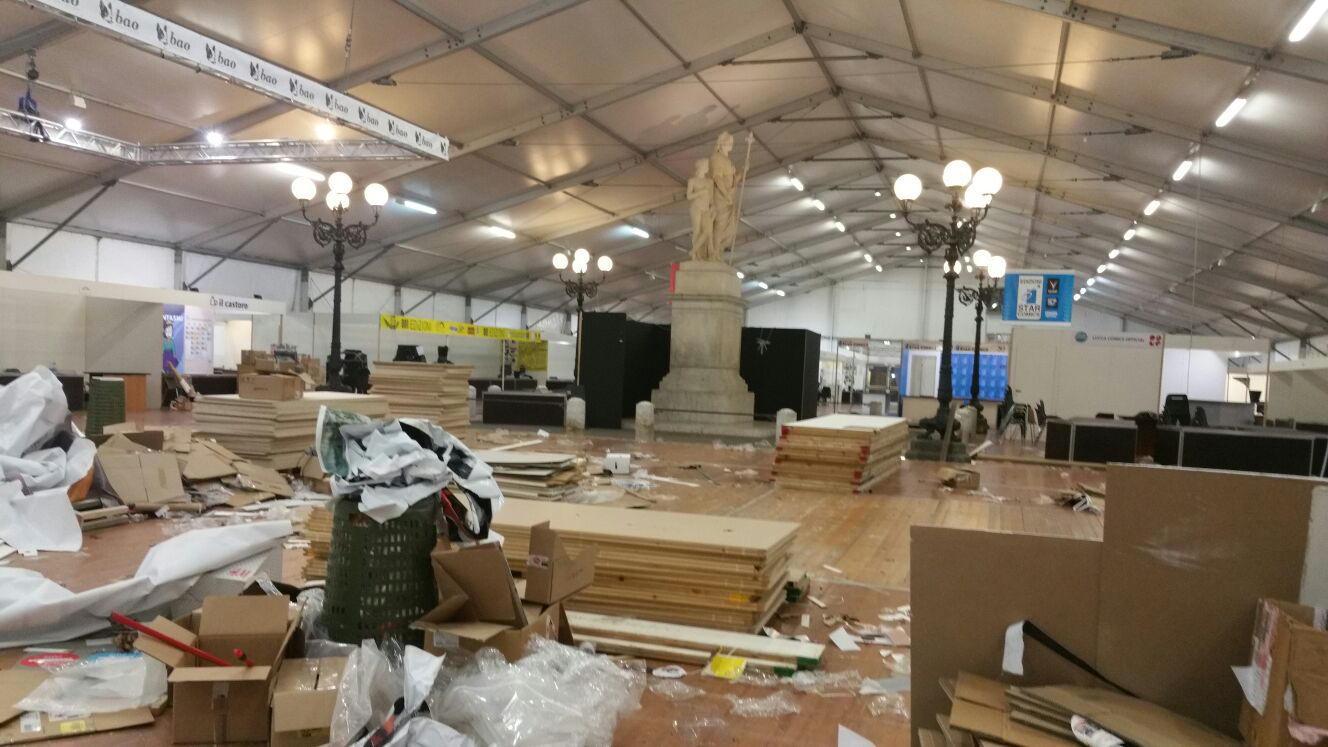 La fase di smontaggio di uno dei capannoni utilizzati durante il Lucca Comics 