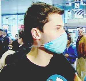 Con la mascherina in aeroporto