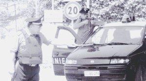 Carabinieri durante la caccia ai banditi il 6 giugno del 2003
