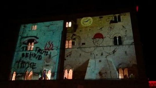 Una delle proiezioni di luci sulla facciata di Palazzo dei Priori a Volterra durante la Notte Rossa