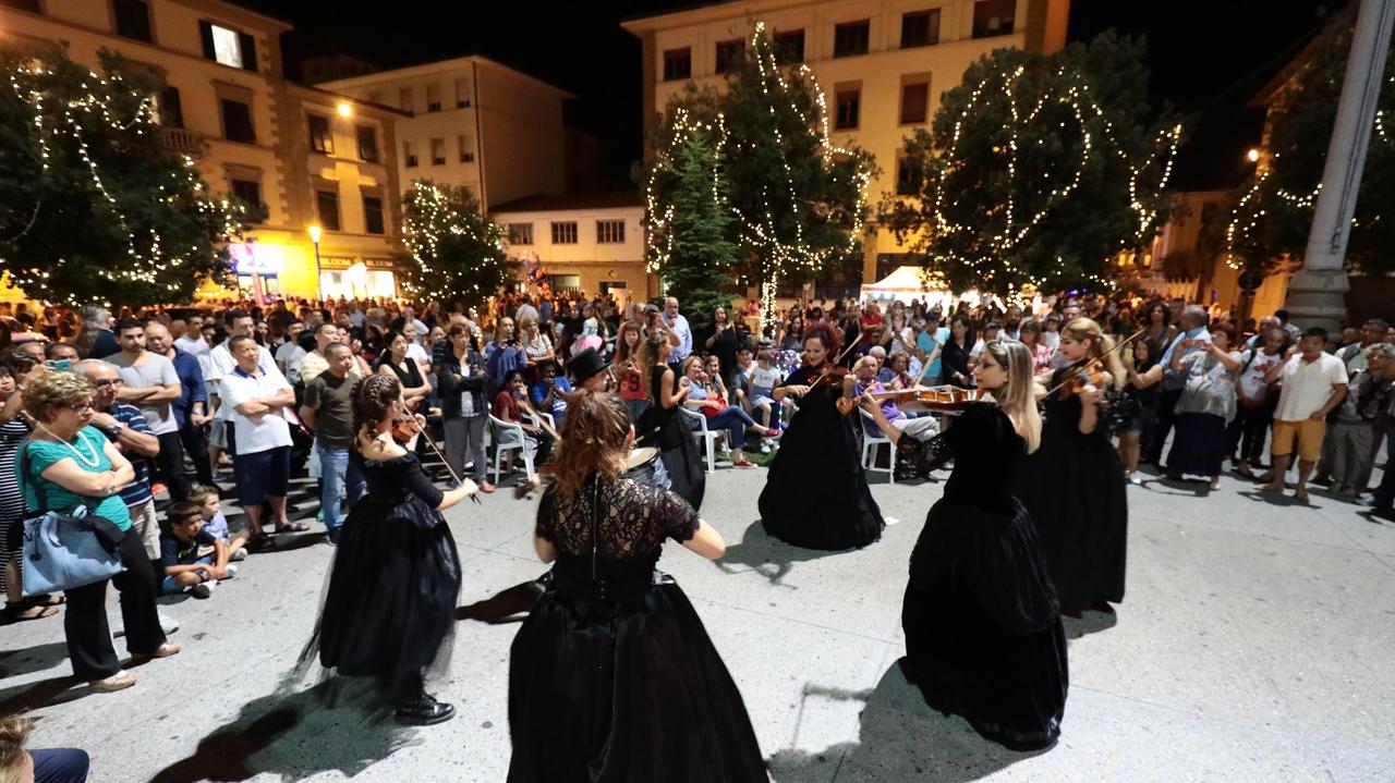 Uno dei concerti in centro (foto agenzia Sestini)