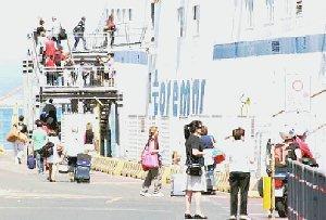 Passeggeri all’imbarco su uno dei traghetti Toremar