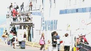 Passeggeri all’imbarco su uno dei traghetti Toremar