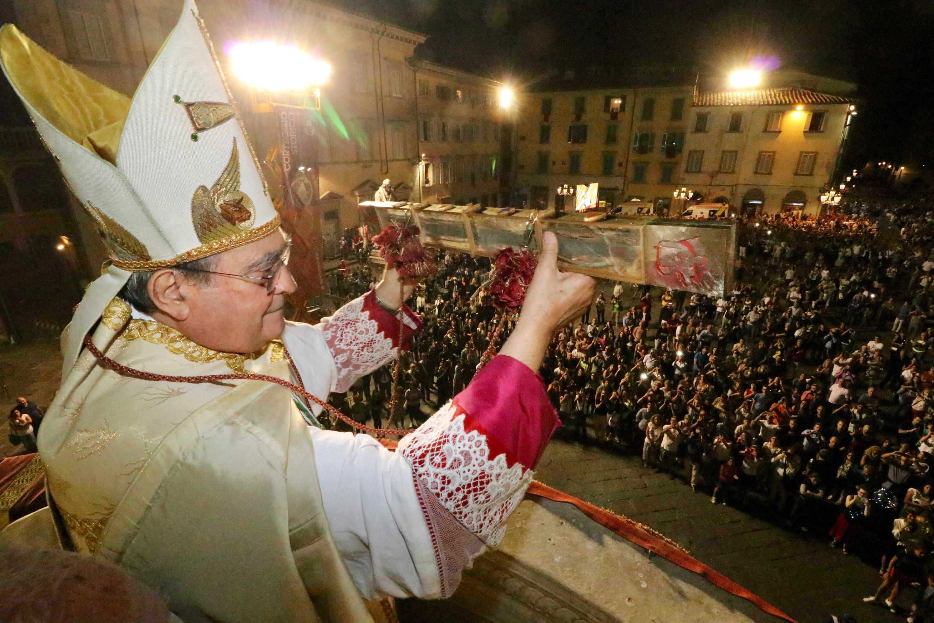 Il vescovo Agostinelli mostra la Sacra Cintola ai fedeli dal pulpito di Donatello