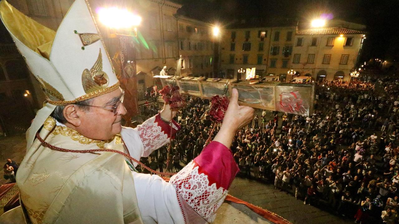 Il vescovo Agostinelli mostra la Sacra Cintola ai fedeli dal pulpito di Donatello