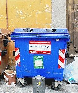 Ecco come si presentano due punti di raccolta nei quartieri di San Francesco e Santa Maria