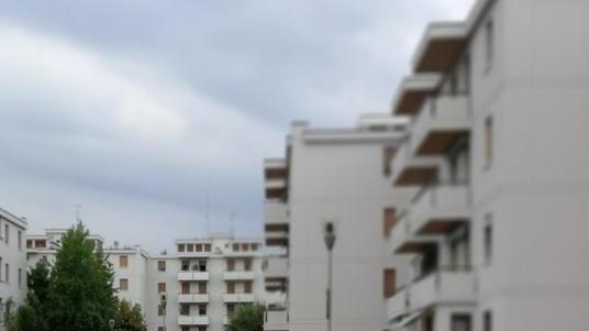 Trova i ladri in casa, li insegue «Fermati o ti ammazziamo!»